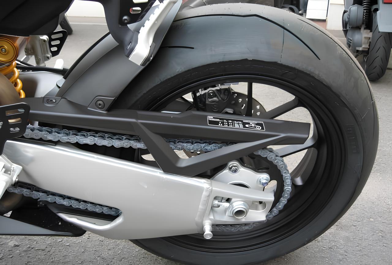 F&T Fahrzeug-Technik GmbH - Ihr Motorradhändler und Motorradwerkstatt in Freital, Dresden, Sachsen und deutschlandweit - RSV 4 1100 Factory SE-09 SBK Nr.121